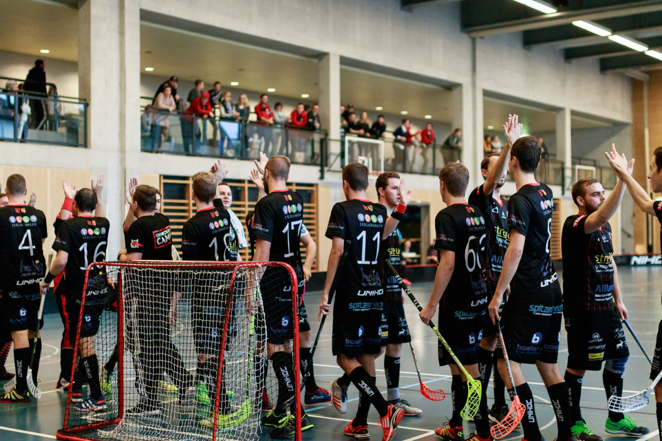 Abklatschen nach einer starken Teamleistung und einem verdienten Sieg
