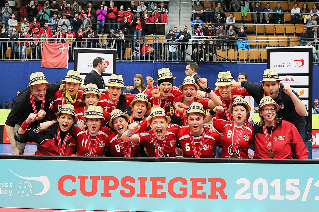Die Karriere von Désirée Gross (hier als frischgebackene Cupsiegerin mit den Red Devils 2016) ist reich an Highlights. Mit der Teilnahme an der Kleinfeld-WM kommt jetzt nochmals ein ganz grosses dazu.