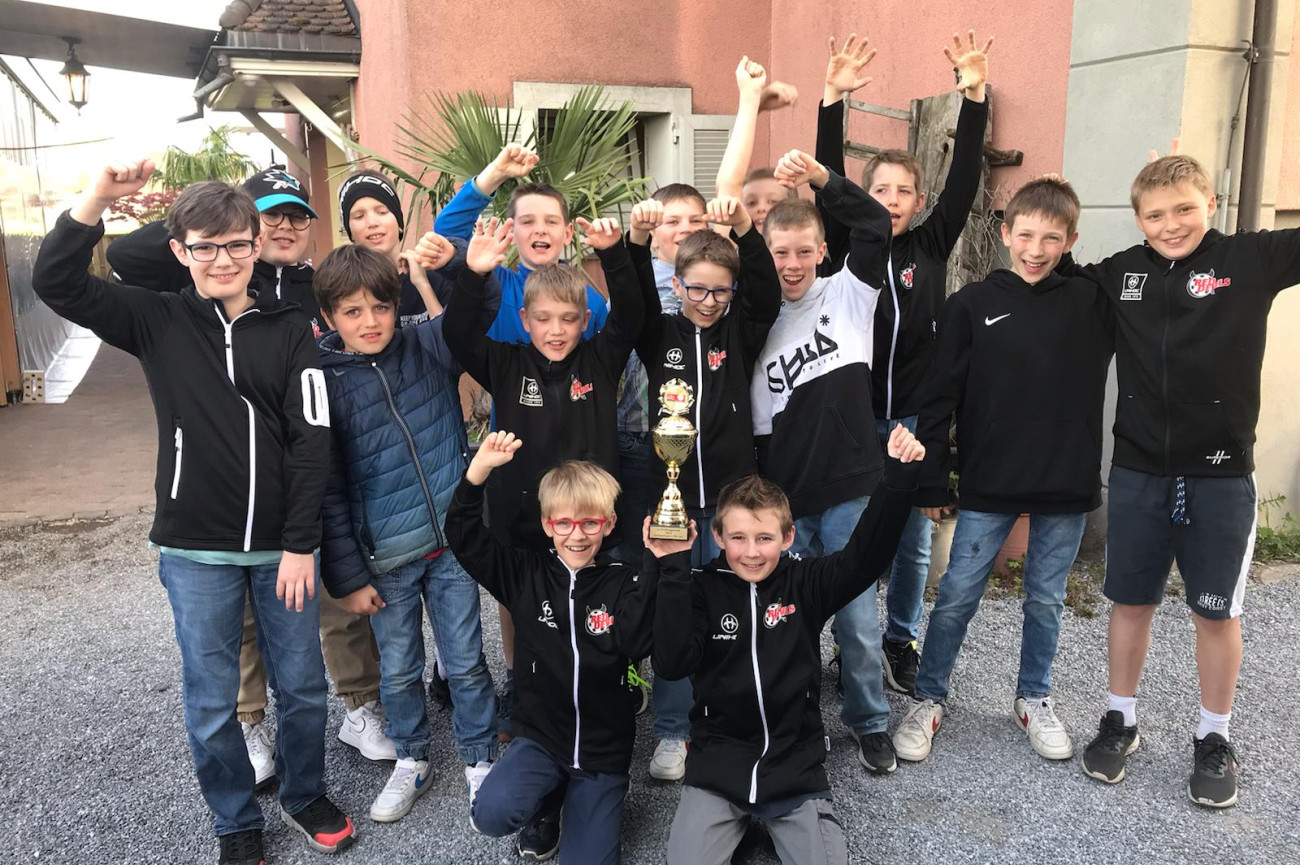D Junioren schwarz mit Pokal