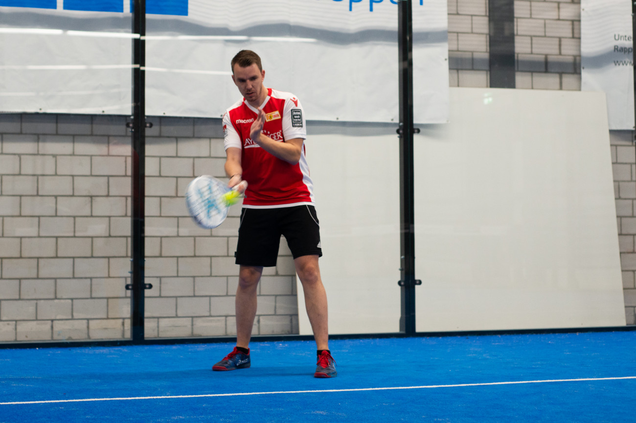 Mäni «Django» Keller servierte mit so einem Monsteraufschlag, dass die Kamera denn Ball nur noch unscharf einfangen konnte.