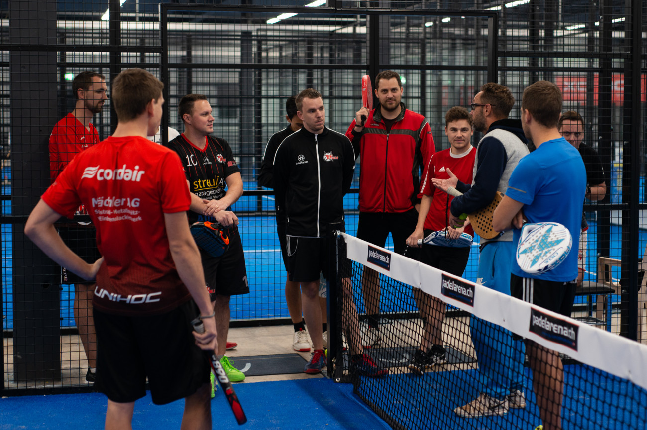 Was aussieht wie die Szene aus einem Knastfilm war eigentlich eine Einführung in die Kunst des Padeltennis.