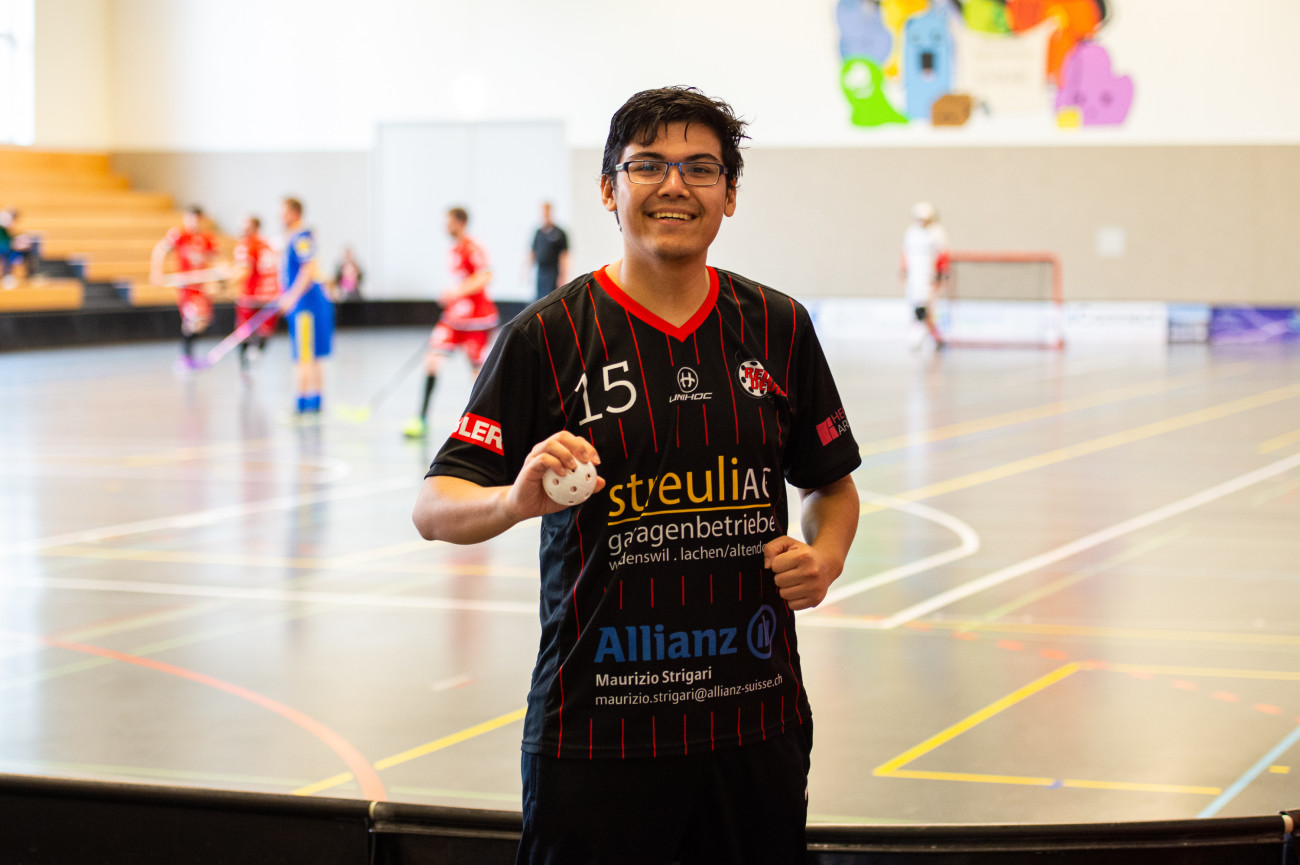 Das Objekt der Begierde in den Händen: Joel Mathis mit dem Ball seines ersten Treffers für das Herren 2.