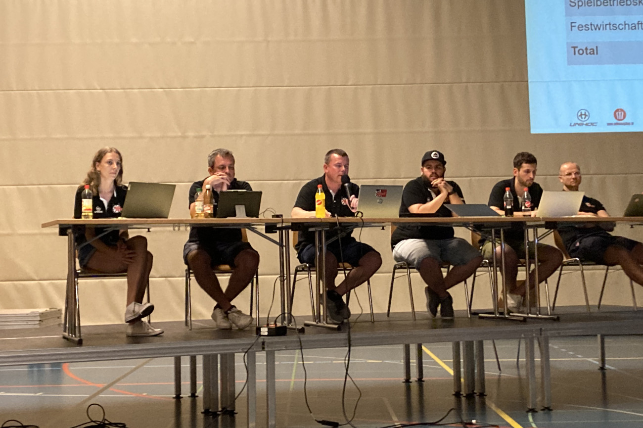 Foto: Der neue Vorstand (v.l.n.r.): Sarina Züger (Ressort Organisation), Marco Eberhöfer (Herren 1), Philipp Keller (Präsident), Pascal Müller (Marketing), Thomas Mächler (Protokoll-Verfasser, nicht im Vorstand) und Roman Arheit (Sport). Nicht auf dem Bild: Nick Diethelm (Finanzen)